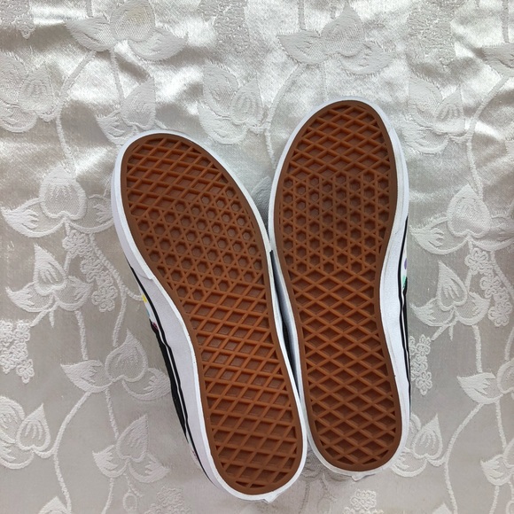 VANS Muti Color Heart Print Slip On Sneaker Shoes For Women Size 6. - Picture 5 of 5